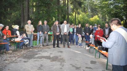Bild: es
Diakon Norbert Hammerl (rechts) segnet den Ausbau der Uchastraße. Unter den vielen Besuchern sind auch zweiter Bürgermeister Fritz Steinhilber (vorne, Fünfter von rechts) aus Moosbach sowie Tännesbergs Rathauschef Max Völkl und Bauunternehmer Josef Hartinger (vorne, von rechts) aus Kleinschwand.
