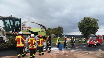 Bild: mde
Einsatzkräfte der Feuerwehren Kemnath und Kulmain fangen den auslaufenden Kraftstoff des Häckslers auf und pumpen diesen mit einer Spezialpumpe in transportable Behälter. Zum Schutz der Kräfte und der Schutzkleidung tragen die Feuerwehrleute spezielle Flüssigkeitsschutzkleidung.