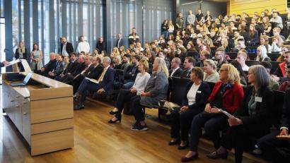 Bild: Bühner
Zwei Hörsäle sind dicht besetzt, als Vizepräsident Ulrich Müller die neuen Studierenden begrüßt.
