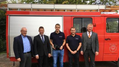Bild: exb
Ein Projekt des Raiffeisen-Förderpreises ist in die Tat umgesetzt. Über die neue Wärmebildkamera für die Feuerwehr Holnstein-Mittelreinbach freuen sich (von links) Bürgermeister Winfried Franz, Raiffeisen-Vorstandsmitglied Erich Übler, Kommandant Markus Guttenberger, Feuerwehr-Vorsitzender Gerd Pürner, Raiffeisen-Vorstandsmitglied Martin Sachsenhauser.