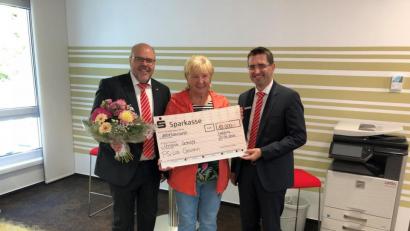 Bild: exb
Individualkundenberater Konrad Meierhofer (links) und Gebietsdirektor Günter Süß (rechts) gratulierten Gewinnerin Christine Schießl.
