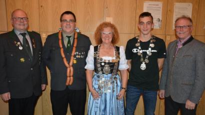 Bild: jr
Seine neuen Regenten proklamierte der Schützenverein „Concordia“. Im Bild (von links) Vorsitzender und stellvertretender Gauschützenmeister Martin Dietz, der scheidende Schützenkönig Andreas Waidhas, die neue Schützenkönigin Margit Hart, der alte und neue Jugendschützenkönig Christoph Wenisch sowie Schützenmeister und Bürgermeister Max Bindl.
