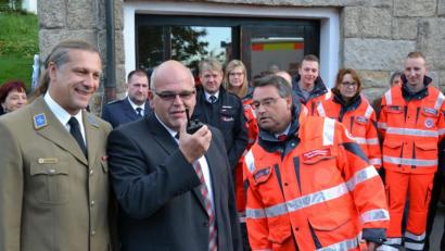 Bild: rti
Bürgermeister Klaus Meyer setzt den ersten Funkspruch für den "Akkon Wernersreuth 71/1" ab. Unterstützung bekommt er vom Rettungsdienstleiter Frank Zirngibl und Martin Steinkirchner, Regionalvorstand Ostbayern der Johanniter-Unfall-Hilfe (vorne, von links).