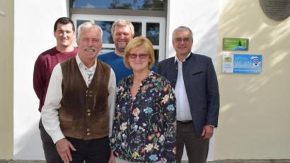 Bild: bnr
Nach über 40 Dienstjahren in der Verwaltung der Stadt Pfreimd tritt Alfred Hammer (Zweiter von links, daneben Ehefrau Brigitte) in den Ruhestand. Für seine Lebensleistung bedankten sich (hinten von rechts) Bürgermeister Richard Tischler(Pfreimd), Geschäftsführer Bernhard Baumer und Bürgermeister Martin Schwandner (Trausnitz).