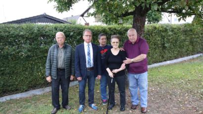 Bild: bjp
Mit Ehemann Perry (rechts) hat Jubilarin Anna Blevins (Zweite von rechts, vor Tochter Heidi Schmidt) eine verlässliche Stütze "in guten und schlechten Zeiten". Zum 85. Geburtstag gratulieren ihr auch (von links) städtischer Seniorenbeauftragter Albert Butscher und Bürgermeister Werner Walberer (von links).