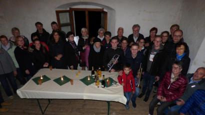 Bild: mng
Gut gefüllt ist die Türmerstube am Ende der „Nacht der offenen Kirche“. Zu den Klängen der Turmbläser Thomas Murr und Marius Koslowskit treffen sich rund 40 Teilnehmer hoch oben über der Stadt.
