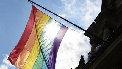 Bild: Marcus Brandt/dpa
Eine Regenbogenfahne weht im Wind.