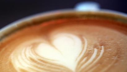 Bild: Martin Gerten/dpa
Ein Herz im Milchschaum eines Caffe Latte.