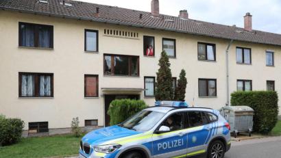 Bild: Gerhard Götz
Aus dem verhängten Fenster dieses Wohnhauses hat ein 39-Jähriger Schwandorfer Böller geworfen und damit für einen Großeinsatz gesorgt.
