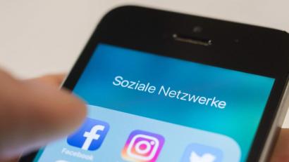 Symbolbild: Robert Günther/dpa-tmn
Die Nutzung von Facebook, Instagram, Snapchat und Co. gehört für Kinder, Jugendliche und auch Erwachsene mittlerweile zum Alltag. Die Fallstricke in den sozialen Netzwerken hat ein Vortrag am Ortenburg-Gymnasium ins Bewusstsein gerufen.
