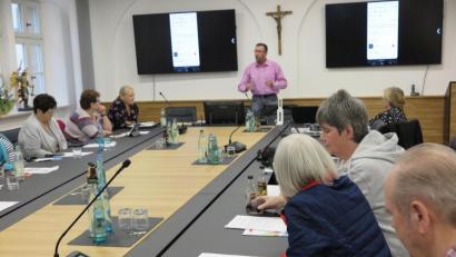 Bild: jzk
Geduldig erklärte Jürgen Blumberg (stehend) den Senioren die Grundbegriffe von Handy, Smartphone und Tablet.