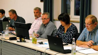 Bild: gf
Gut 8,7 Millionen Euro beträgt der Haushalt der Gemeinde Poppenricht, der in der Gemeinderatssitzung verabschiedet wurde. Kämmerer Manfred Moser, Protokollantin Tanja Tatara, Verwaltungsleiter Hartmut Gawlik, Bürgermeister Roger Hoffmann sowie die 2. u. 3. Bürgermeister Hermann Böhm und Gertrud Weigl (von rechts) stellten das Zahlenwerk vor.