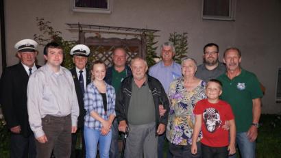 Bild: fvo
Franz Blöderl (vorne Mitte) freut sich über die Glückwünsche zum 70. Geburtstag.