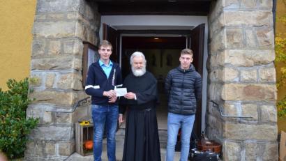 Bild: gi
Die Oberministranten Tobias Hofmeister (links) und Johannes Eger (rechts) überreichen die Spende an Pater Ferdinand.