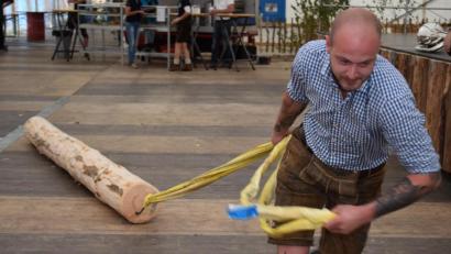 Bild: bnr
Das Baumstammziehen erforderte eine gehörige Portion Kraft. Nicht jeder erreichte Rekordzeiten.