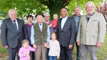 Bild: ohr
Johann Kiermeier (Dritter von links), im Bild mit den Enkelinnen Jana und Nina sowie Gattin Margarete mit Enkeltochter Luna und Schwiegertochter Stephanie feierte seinen 80. Geburtstag. Bürgermeister Johann Wilhelm (links) und Gemeinderat Alois Duschner (Zweiter von rechts) gratulierten für die Gemeinde Guteneck. Pfarrer Cyprian Anyanwu (Dritter von rechts) überbrachte die Glückwünsche der Pfarreiengemeinschaft und Burkhard Graf Beissel von Gymnich (rechts) als Vorsitzender der Kreisgruppe Nabburg im BJV.