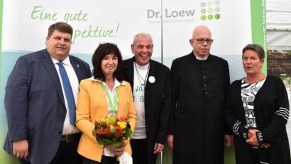 Bild: no
Am Rande der Feierstunde (von links): Bürgermeister Dieter Dehling, Werkstattleiterin Elfriede Pirner, Klient Norbert König, der seit 40 Jahren von Dr. Loew Soziale Dienstleistungen betreut wird, Pfarrer Thomas Schertel und Sandra Loew von der Geschäftsführung der Unternehmensgruppe.