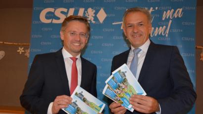 Bild: jr
CSU-Kreisvorsitzender Tobias Reiß (links) und Landratskandidat Roland Grillmeier laden zu den "Kommunalpolitischen Zukunftswochen" ein, die am Donnerstag, 3. Oktober, starten. Eine ganze Reihe von Ministern wird dabei im Landkreis Tirschenreuth Station machen.