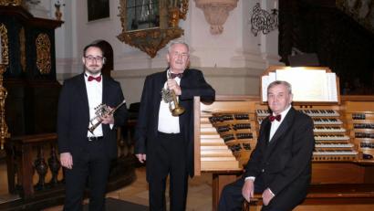 Bild: Georg Koch
Hochvirtuose Sonaten und Konzerte für Trompete und Orgel, Jagdhorn und Orgel bis hin zu meditativen Choralkompositionen standen im Mittelpunkt des Basilikakonzerts mit (von links) Johann Clemens, Ludwig Güttler und Friedrich Kircheis.