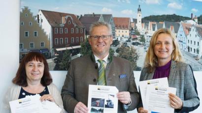 Bild: Christopher Dotzler
Unter der Federführung von (von links) Sabine Brunner, Oberbürgermeister Andreas Feller und Pressesprecherin Maria Schuierer geht der Bürgerhaushalt in die dritte Runde.
