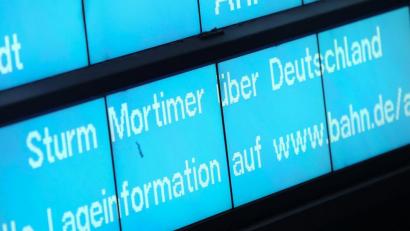 Bild: Bodo Marks
„Sturm Mortimer über Deutschland“ steht auf einer Anzeigetafel in einem Bahnhof. IM Kreis Amberg-Sulzbach waren kurzzeitig rund 2500 Haushalte ohne Strom.