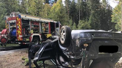 Bild: egl
Auf der Straße zwischen Waldhaus und Köfering hat sich am Montag ein Unfall ereignet.
