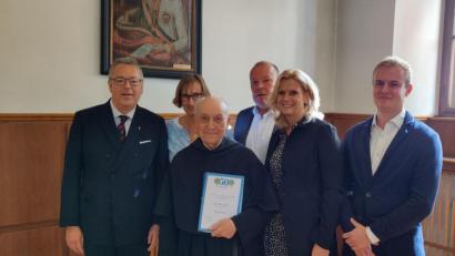 Bild: exb/Frank Wohl
Freunde aus Weiden gratulieren Pater Albrecht Herrmann zum Geburtstag: Lions-Pastpräsident Frank Wohl (von links), Margit Wohl, Hans-Peter Lang, Andrea Lang und Titus Lang.
