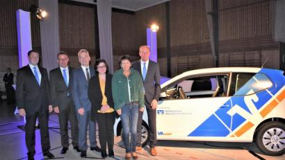 Bild: rgr
Beim Mitgliedertag der Raiffeisenbank Oberpfalz Nord-West nimmt Pflegedienstleiterin Johanna Schüller (Dritte von rechts) für die Caritas-Sozialstation ein neues Auto entgegen. Mit im Bild sind (von links) Thomas Keck, Joachim Geyer, Alexander Büchel, Christine Nanlohy und Herbert Meier.