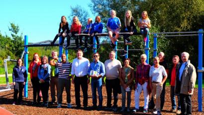 Bild: Stefanie Gradl
Viele Interessierte, darunter auch Sportler und Kinder, finden sich zur Eröffnung des neuen Calisthenics-Parks in den Vilsauen ein.
