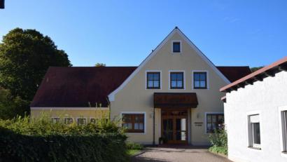 Bild: bö
Auf 1,6 Millionen Euro ist der Um- und Erweiterungsbau des Kindergartens St. Georg in Schmidmühlen geschätzt. Mit den Bauarbeiten wird man im nächsten Jahr beginnen können, so die Information aus der Marktratssitzung. Träger des Kindergartens ist die Kirchenstiftung der Pfarrei St. Ägidius Schmidmühlen.