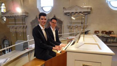 Bild: hbl
Markus Mathy und David Kirschsieper am Spieltisch der Kubak-Orgel in der Stadtpfarrkirche Vohenstrauß