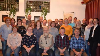 Bild: gi
Die Ehemaligen der KLJB (Kath. Landjugend- Bewegung) Tröbes trafen sich nach 30 Jahren beim Wirt (Gasthaus Bodensteiner) in Tröbes. Sie freuten sich, dass zurzeit auch Pater Ferdinand anwesend war.
