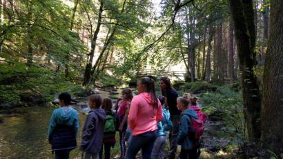 Bild: flt
Geoparkrangerin Angela Scharnagl erklärte den Kindern mit ihren Begleitern anschaulich die Entstehung der Waldnaab.