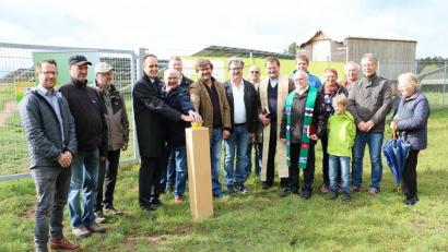 Bild: gru
Ein symbolischer Knopfdruck begleitet den Start der Photovoltaik-Anlage in Eberhardsbühl.