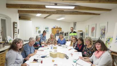 Bild: jzk
Susanne Vonhoff (links stehend) verstand es, die Kursteilnehmer für das räumliche Zeichnen zu begeistern.