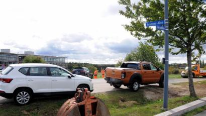 Bild: Stephan Huber
Die Jura-Alle (im Vordergrund) im Ursensollener Gewerbepark A 6 endet bisher stumpf. Sie soll in südlicher Richtung fortgeführt und in diesem Bereich zur Kreisstraße AS 4 hochgestuft werden. Grammers neue Konzern- und Entwicklungszentrale (links im Hintergrund) sowie der gesamte Gewerbepark sind dann von der B 299 aus deutlich besser erreichbar.