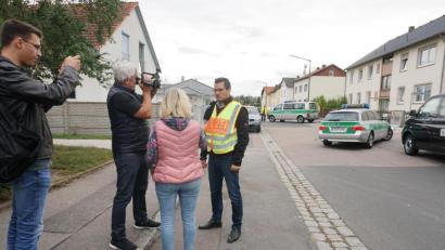Bild: Christopher Dotzler
Florian Beck beim Einsatz in Schwandorf. Welche Kosten während der dreistündigen Polizeiaktion angefallen sind, kann der Sprecher des Regensburger Präsidiums am Dienstag noch nicht beziffern.