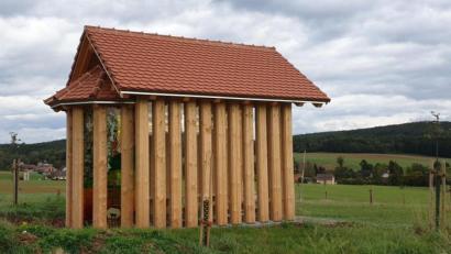 Bild: exb
Auf der Anhöhe über Steiningloh entstand die Holzkapelle auf der Streuobstwiese, die am kommenden Samstag dem heiligen Norbert von Xanten geweiht wird.