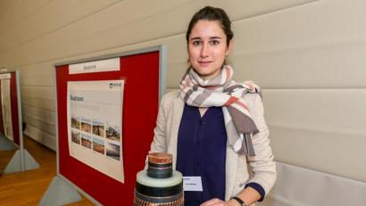 Bild: Hösamer
Tina Aldinger von Tennet zeigt ein Modell des Kabels, wie es beim Süd-Ost-Link verwendet werden soll.