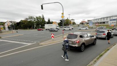 Bild: Wolfgang Steinbacher
Was passiert künftig mit den Fußgängern am Pflegerkreuz? So wie aktuell kann die Situation wohl nicht bleiben.
