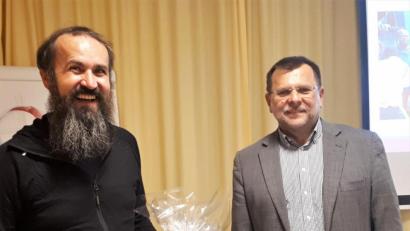 Bild: Jasmin Ehbauer (jeh)
Caritas-Geschäftsführer Günther Koller (rechts) dankte Sea-Eye-Mitglied Steffen Franz für seinen Vortrag und kündigte eine Spende von 250 Euro für die Seenotrettung im Mittelmeer an.