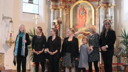 Bild: Susanne Forster
Viola Schweinfurter (links) samt Ensemble am Ende des Konzerts.