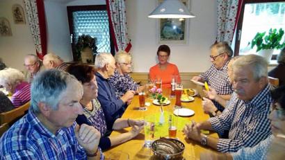 Bild: exb
Die Senioren der Pfarrgemeinde Speinshart treffen sich zum Fischenessen im Gasthaus Holzmühle.
