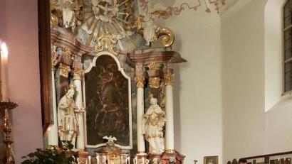 Bild: hzi
Pater Stephan Matula am Altar der Kirche St. Laurentius in Weißenbrunn bei Neuzirkendorf.