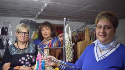 Bild: szl
Christa Stock, Olga Luft und Rosi Mandry (von links) vom Frauenbund Tirschenreuth präsentieren die genähten und gehäkelten Taschen, die der Strickkreis im Frauenbund-Laden anbietet. Mit den Einkaufsnetzen und Stoffbeuteln bieten sie eine Alternative zu Plastiktüten. So wollen die Frauen einen Betrag für die Umwelt leisten.