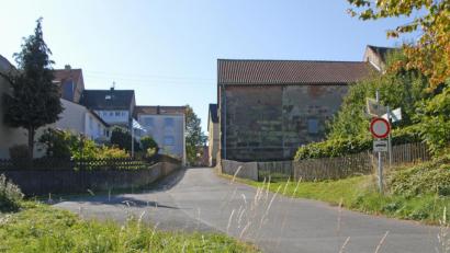 Bild: ow
Weil die Engstelle am Badthürl für Fahrzeuge wie Landmaschinen zu schmal ist, darf sie nur noch von Autos befahren werden. Das hat der Stadtrat bereits in seiner Novembersitzung 2018 beschlossen.