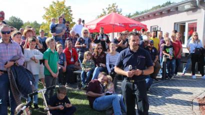 Bild: sne
Kommandant Alexander Richter führt die Gäste beim Tag der offenen Tür der Feuerwehr durch die Veranstaltung.