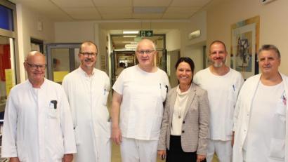 Bild: Kliniken Nordoberpfalz AG/Michael Reindl/exb
Krankenhausleitung Claudia Kost (Vierte von links) freute sich, Professor Dr. Karl-Heinz Dietl (Dritter von links) als neuen Chefarzt der Allgemein- und Visceralchirurgie am Krankenhaus Tirschenreuth begrüßen zu können.