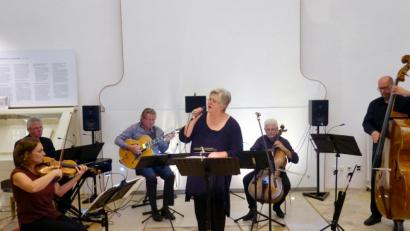 Bild: cog
Mit Musik von Astor Piazzolla und Carlos Gardel bringt das Tangoprojekt 5 zusammen mit Sängerin Andrea „Bibi“ Bibel die ehemalige Synagoge zum Kochen. Im Bild von links Johanna Luther (Geige), Hans-Joachim Grajer (Piano), Klaus Luther (Gitarre) Sängerin Andrea Bibel, Janusz Skutella (Cello) und Ulli Schmutzer (Kontrabass).