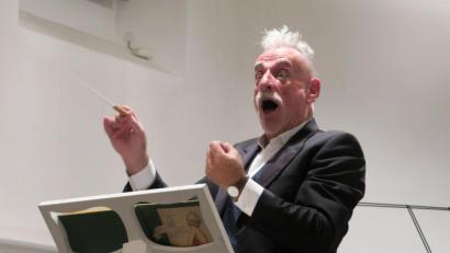 Bild: Hirsch
Peter Nüesch in Aktion: "Der alte Knabe" kann immer noch gut mit dem "Zauberstab" umgehen.